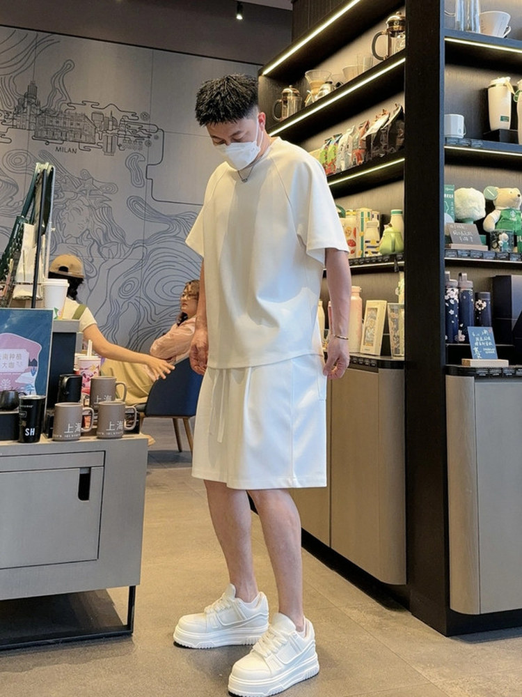 Summer Clothing Range - Luźny, swobodny męski zestaw ubrań: koszulka